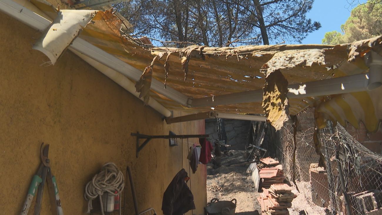 Las impactantes imágenes de una casa de Navas del Rey que ha quedado arruinada por las llamas