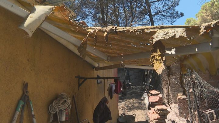Las impactantes imágenes de una casa de Navas del Rey que ha quedado arruinada por las llamas
