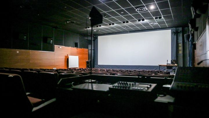 Cabina de proyección de la Escuela de Cine de la Comunidad de Madrid (ECAM)