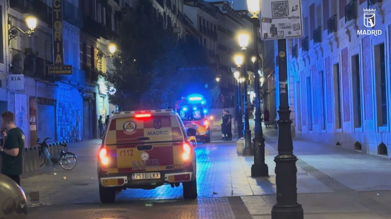 Celos, una discusión y un cuchillo de cocina: un joven es apuñalado en plena calle Carretas de Madrid