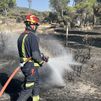 Una veintena de dotaciones mantienen sin reproducciones el incendio de la sierra madrileña