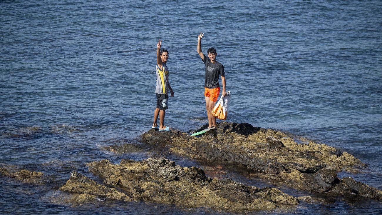Dos personas celebran la entrada en Ceuta desde Marruecos