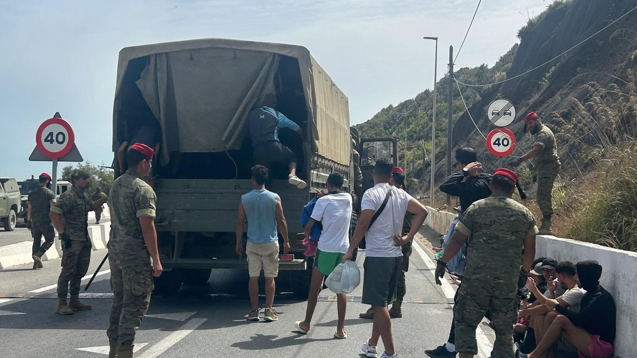 Ceuta sigue colapsada por la crisis migratoria y permanece bajo un fuerte despliegue policial y militar