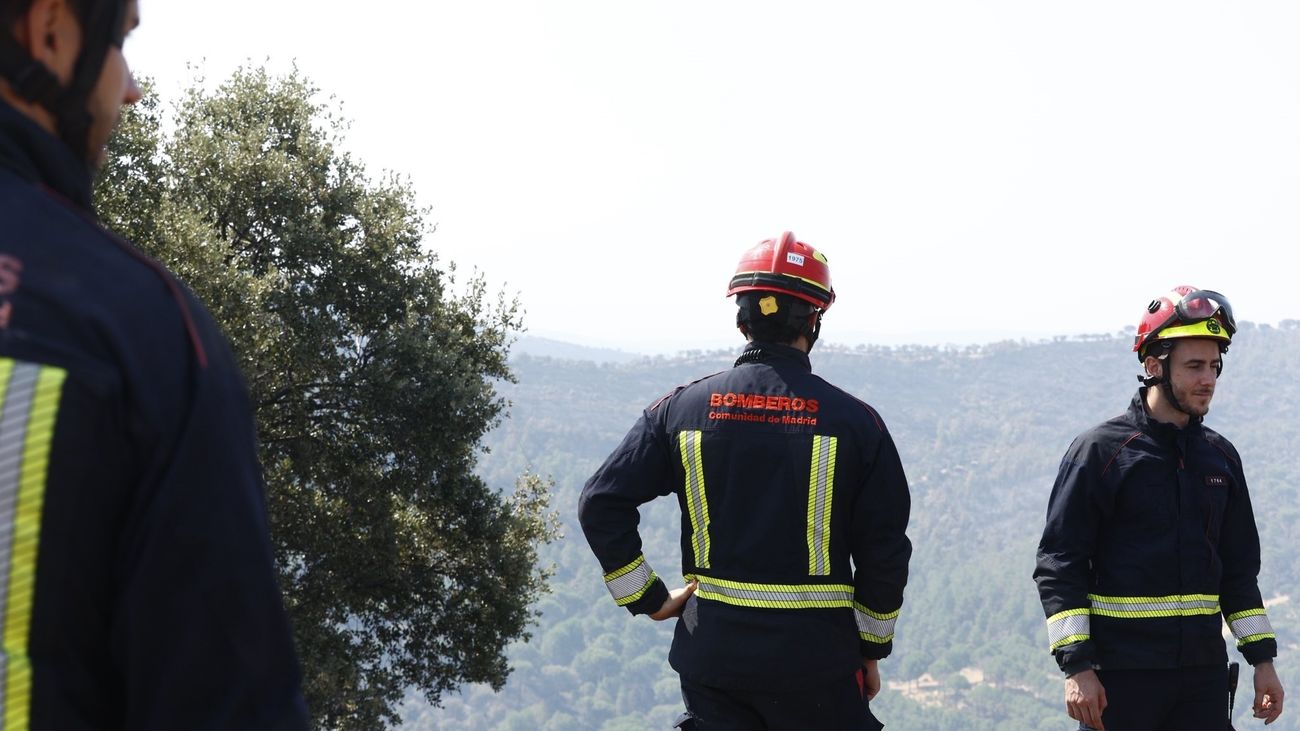 La M-957 sigue cortada mientras el incendio de la Sierra Oeste de Madrid encadena dos noches sin reactivaciones