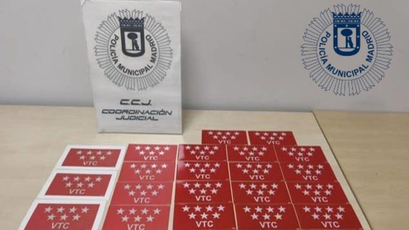 Distintivos falsos de VTC vendidos en una tienda de Ciudad Lineal