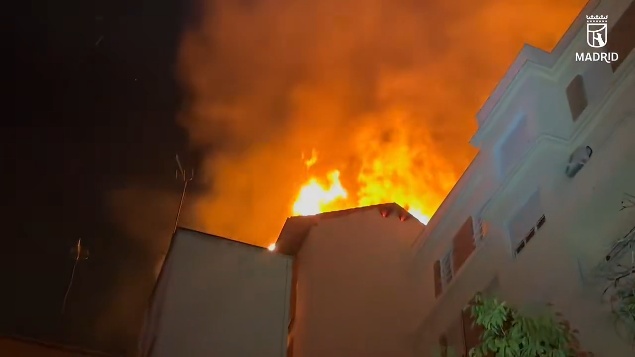 Un incendio arrasa la última planta de un edificio de viviendas en Chamberí y provoca el derrumbe de la cubierta