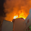 Un incendio arrasa la última planta de un edificio de viviendas en Chamberí y provoca el derrumbe de la cubierta