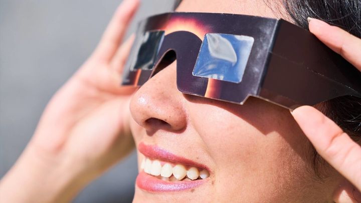 Retiran seis modelos de gafas para el eclipse por riesgo de lesiones oculares