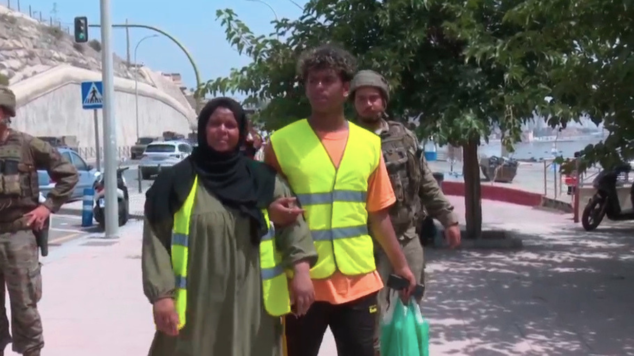 La angustia de las familias marroquíes que buscan a sus seres queridos desaparecidos tras la avalancha migratoria de Ceuta