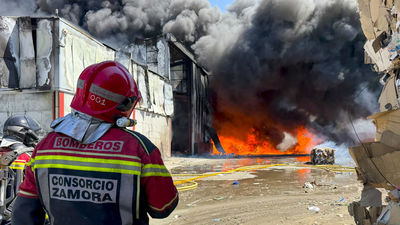 Alerta de riesgo por nube tóxica en 4 municipios de Zamora por el incendio en una planta de residuos