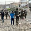 Un militar acompaña a un joven inmigrante en Ceuta