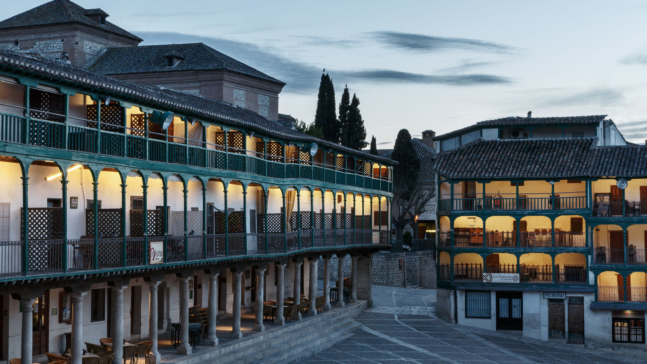 La plaza porticada de Chinchón al atardecer