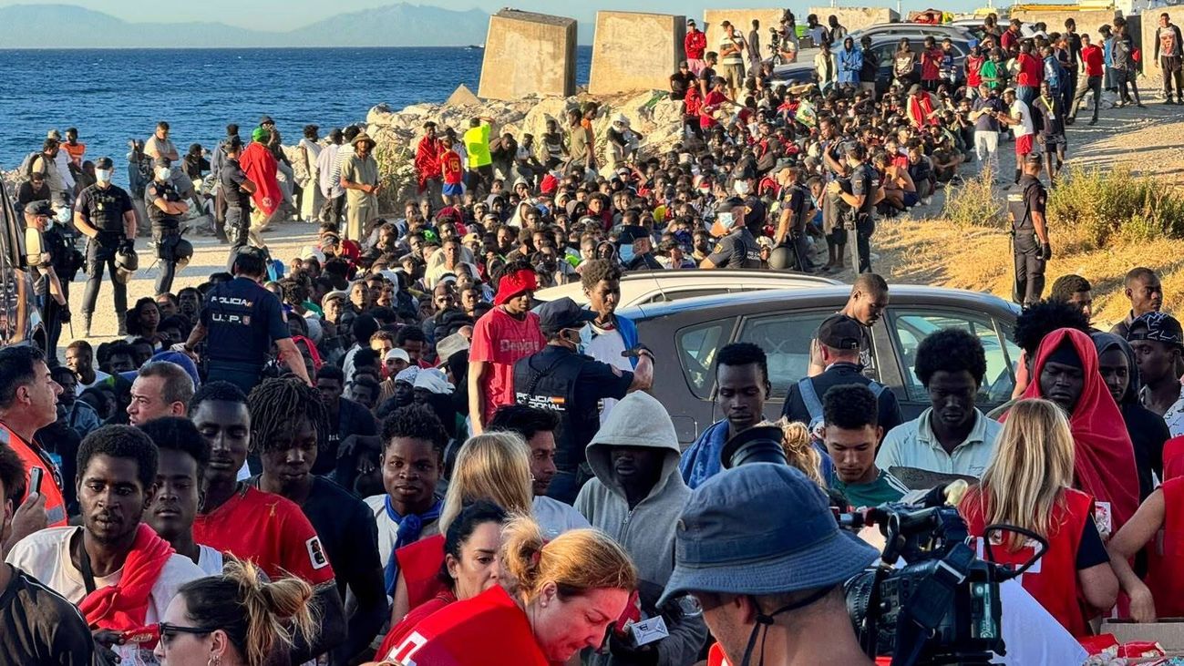 Madrid reprocha al Gobierno la gestión de la crisis migratoria: "No se puede derivar la incompetencia a las comunidades"
