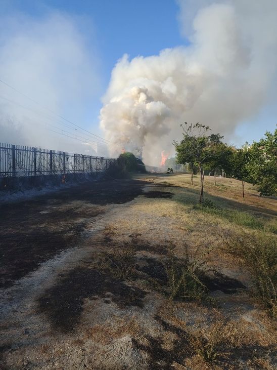 Controlado un incendio de pastos en Arganzuela, cerca de las vías del tren de Embajadores