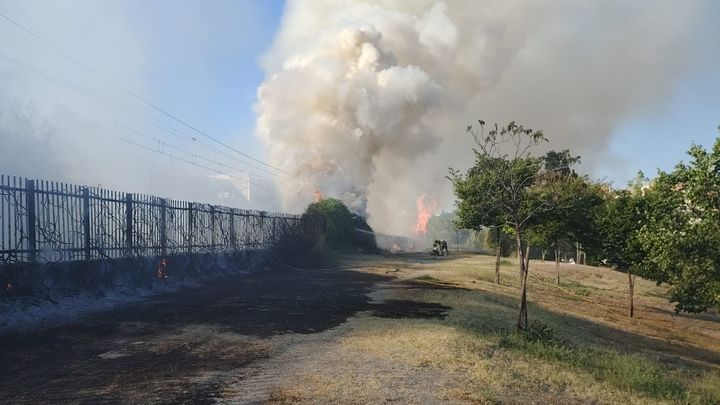 Incendio de pastos en Arganzuela que afecta al Cercanías