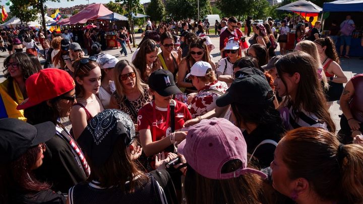 Ambiente previo al concierto de BTS en el Riyadh Air Metropolitano de Madrid. / EUROPA PRESS