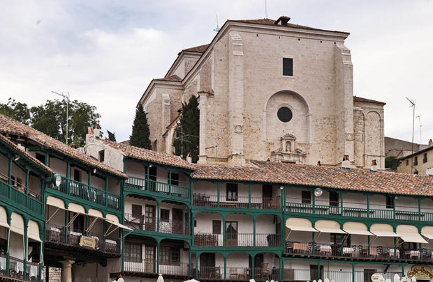 La Plaza Mayor de Chinchón con la Iglesia de Nuestra Señora de la Asunción en lo alto