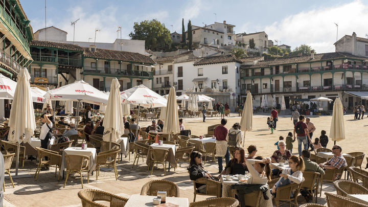 Visitantes de Chinchón en algunas de las terrazas instaladas en la Plaza Mayor