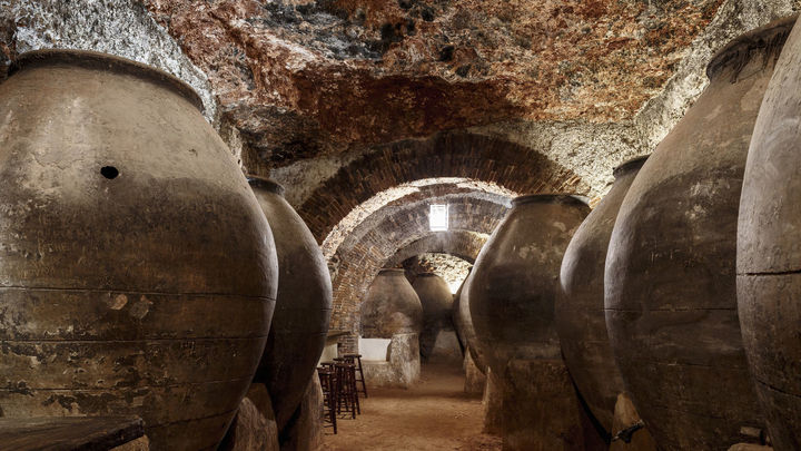 Tinajas en las Cuevas del Vino de Chinchón