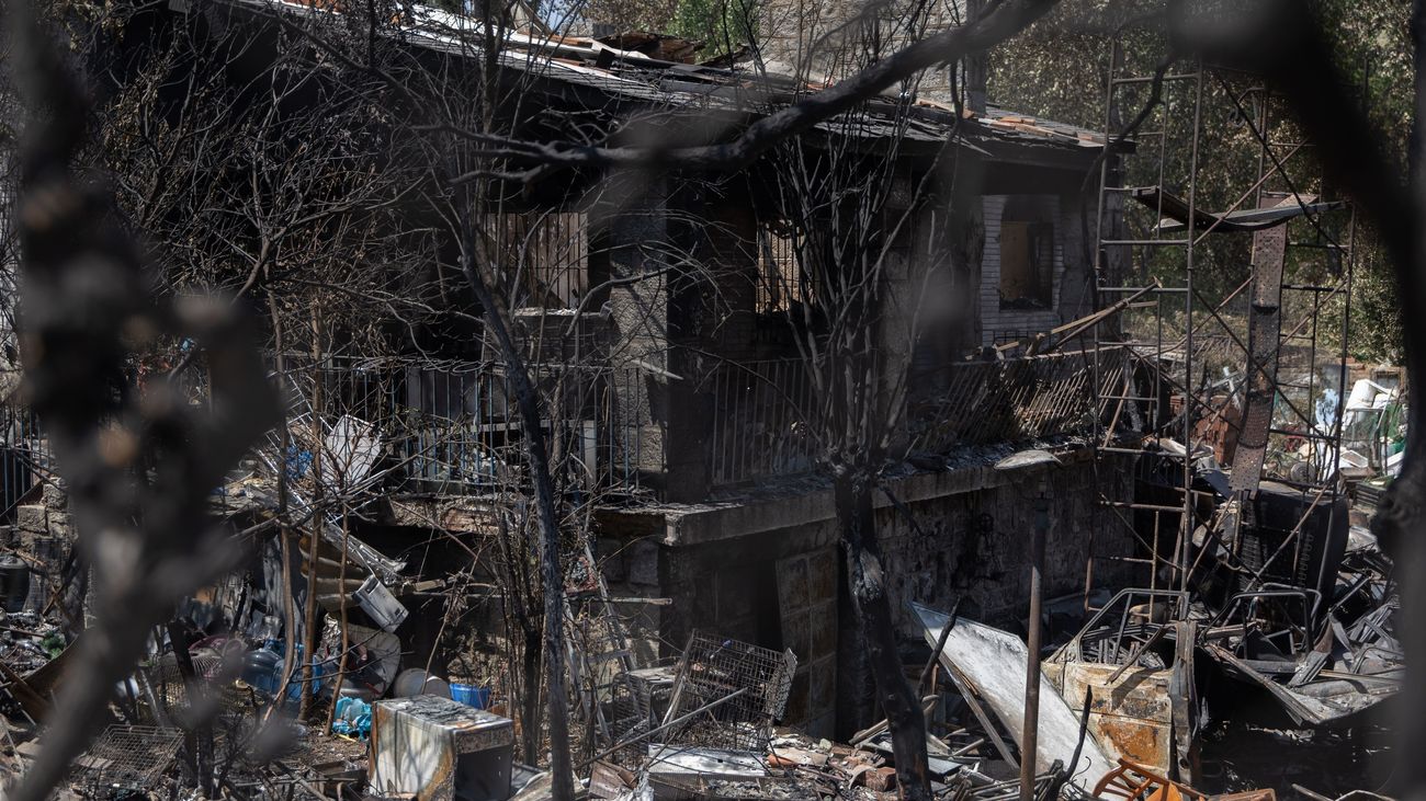 Los vecinos de Pelayos de la Presa regresan a casa entre cenizas: "Lo hemos perdido todo"
