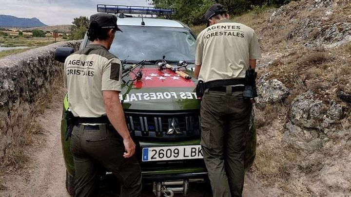 Varios pescadores, pescados por agentes forestales en el embalse de Pedrezuela