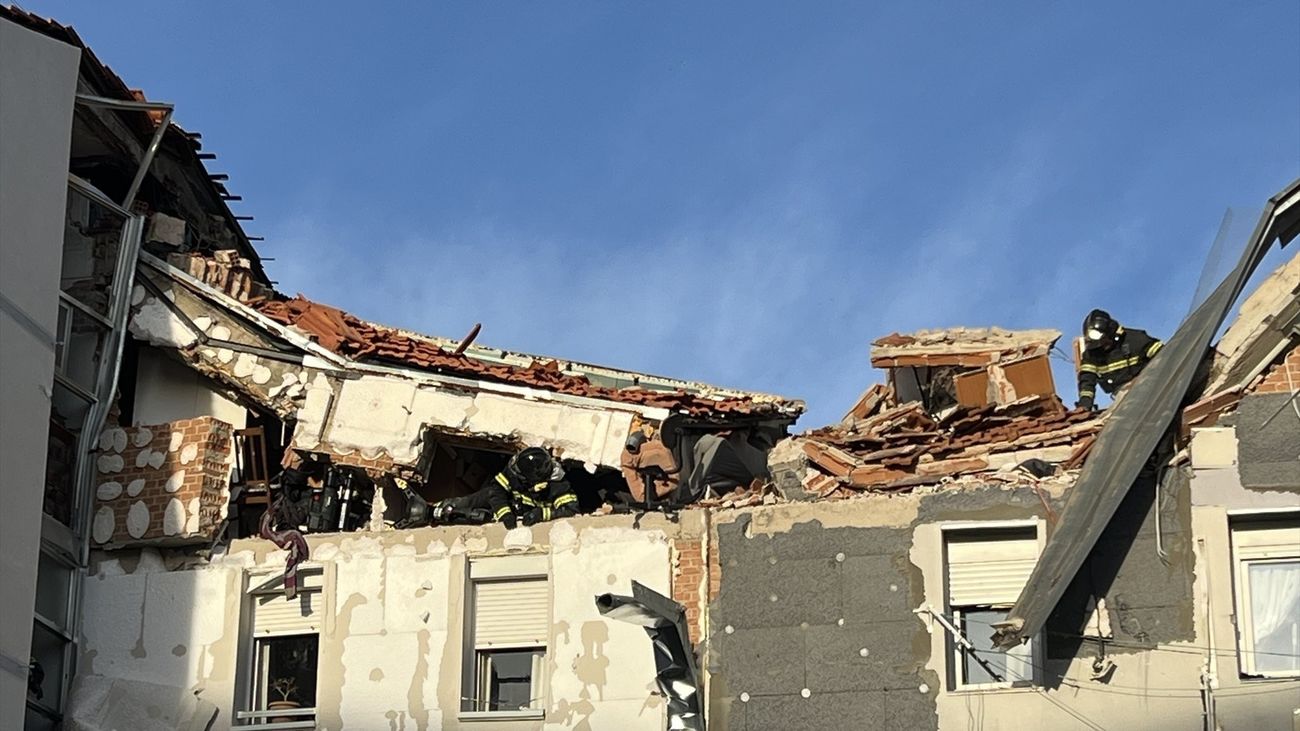 Vecinos del edificio siniestrado por una explosión de gas en Carabanchel regresan a sus casas