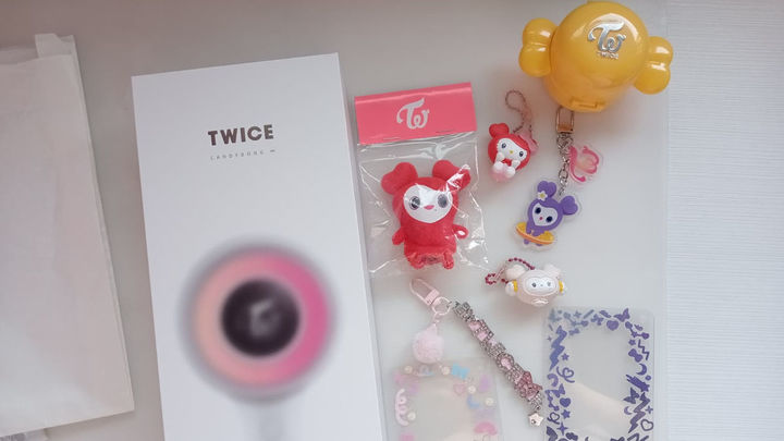 Lightstick y merch de twice / Imagen cedida por Sandra
