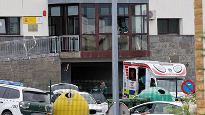 Muere una guardia civil tiroteada por su expareja, también agente, en el cuartel de Llanes (Asturias)