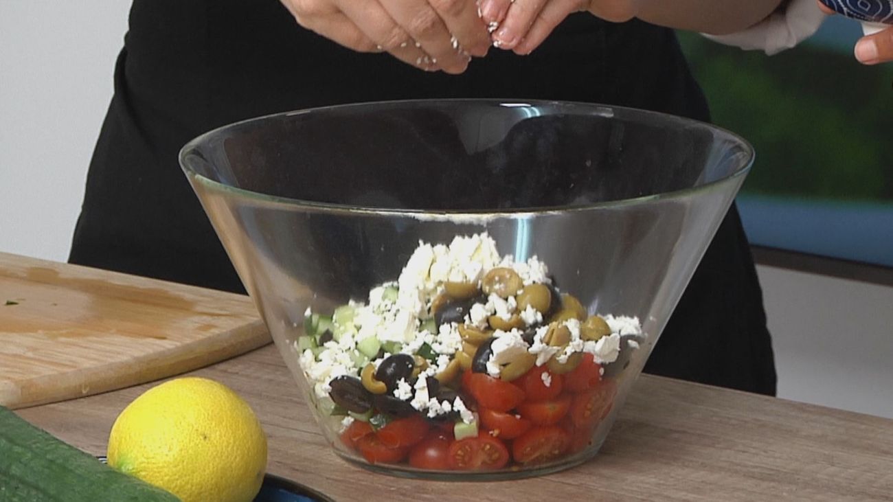 Ensalada griega con yogur: una receta fresca lista en 5 minutos