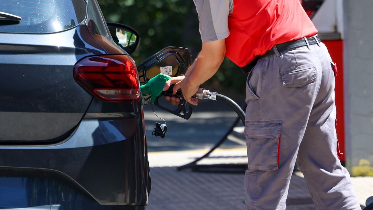 Los carburantes encadenan cinco subidas y se encarecen casi un 20% en pleno verano