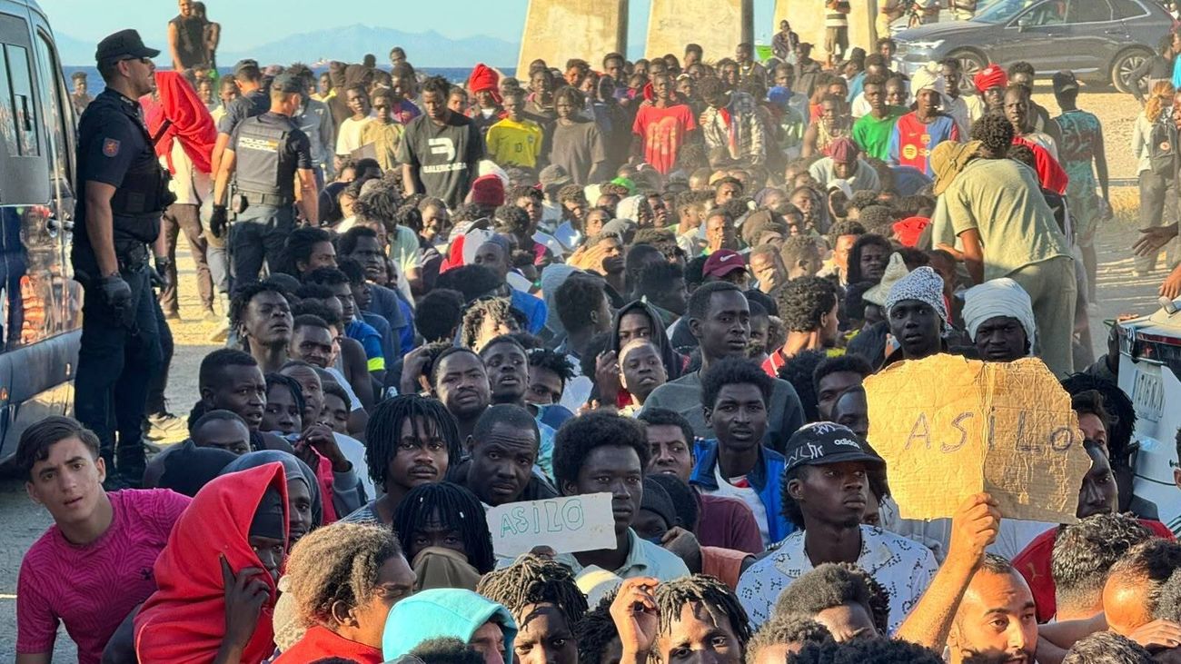 Mónica García niega el colapso sanitario en Ceuta tras la avalancha de inmigrantes a pesar de las denuncias de sanitarios ceutíes