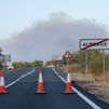 Columna de humo, en la urbanización El Encinar del Alberche, a 22 de julio de 2026, en Villa del Prado, por el incendio declarado en Almorox