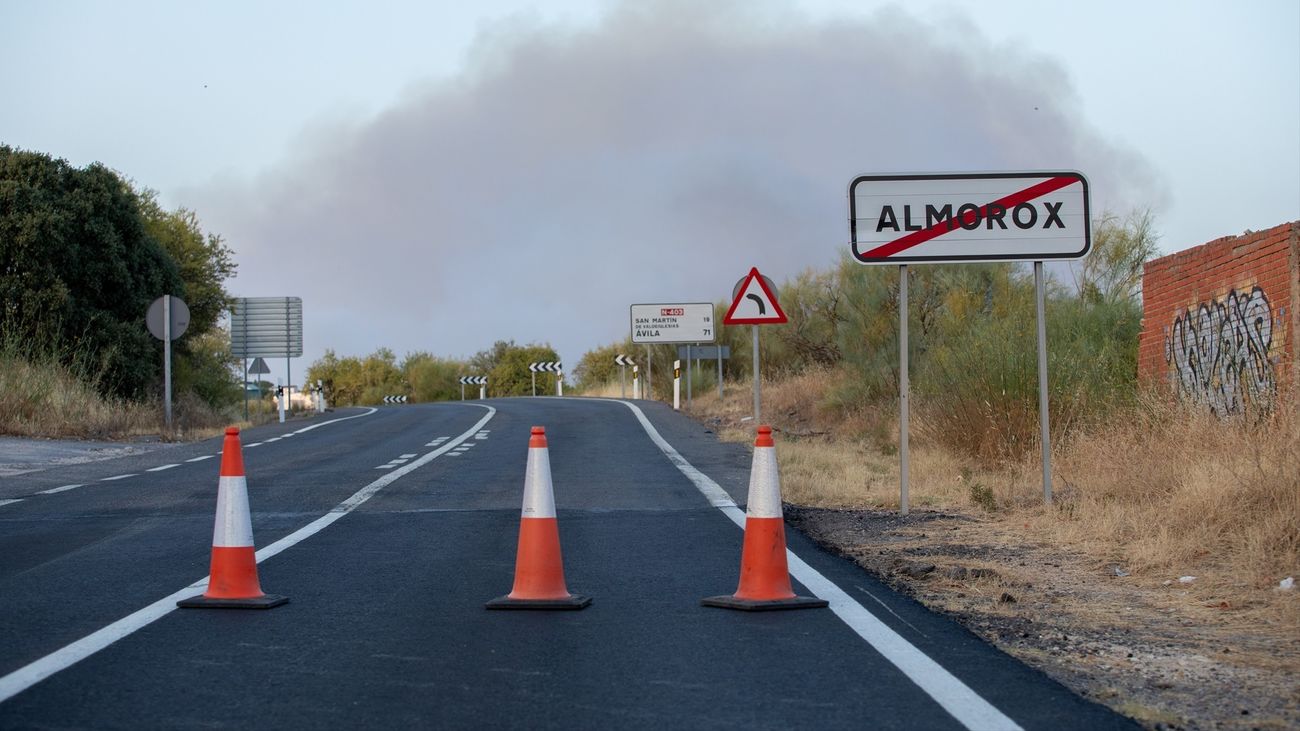 Columna de humo, en la urbanización El Encinar del Alberche, a 22 de julio de 2026, en Villa del Prado, por el incendio declarado en Almorox
