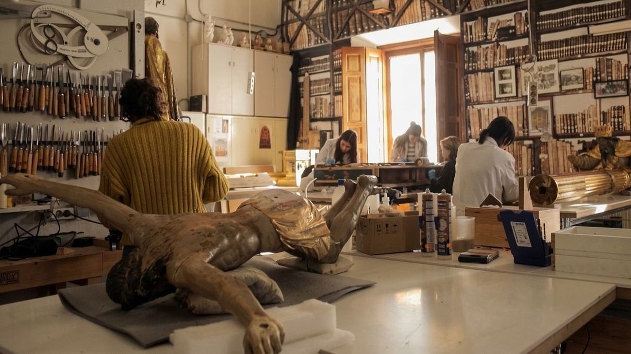 Alumnos madrileños prosiguen con la recuperación de retablos de la Catedral de Cuenca