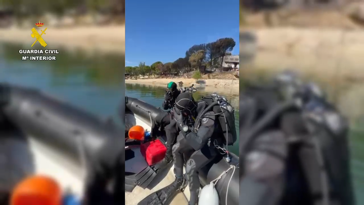 La Guardia Civil busca embarcaciones afectadas por el incendio en el pantano de San Juan