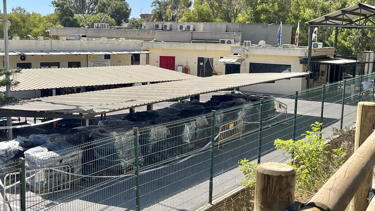 El Gobierno mantiene el reparto de menores mientras la oposición pide el retorno con sus familias