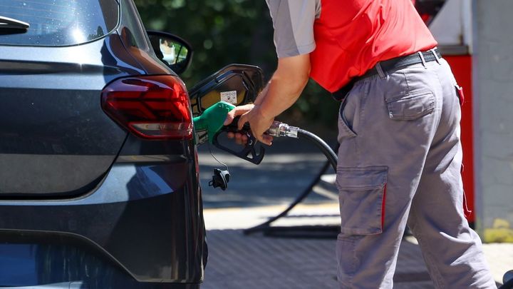 Los carburantes encadenan cinco subidas y se encarecen casi un 20% en pleno verano