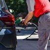 Una persona repostando gasolina en un coche