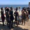 Los jóvenes inmigrantes que duermen en la calle hacen cola para ducharse en la playa del Trampolín, tras acceder a Ceuta