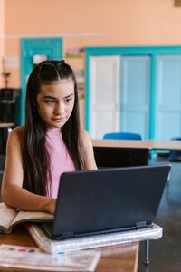 Alumna con un ordenador en clase