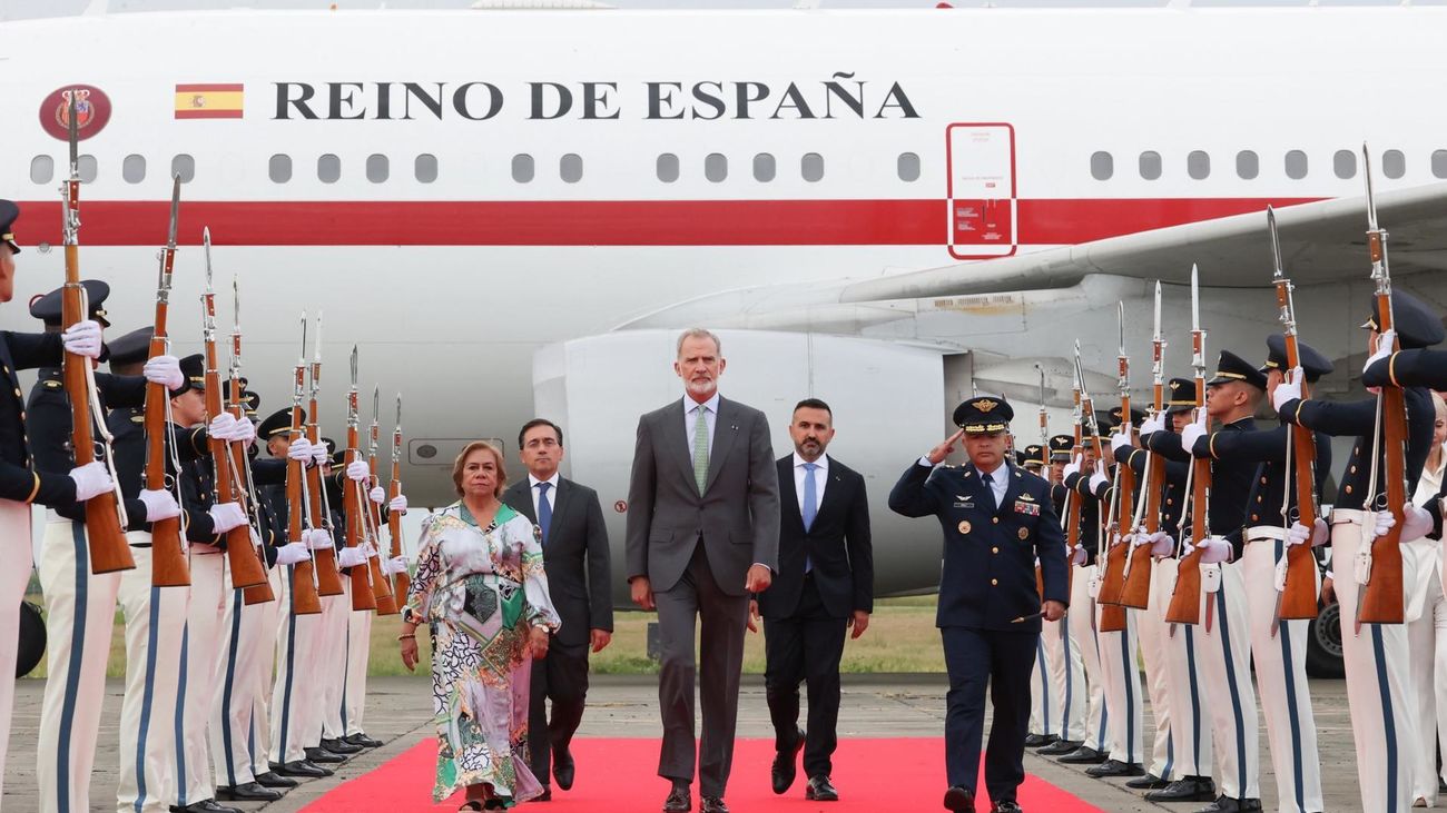 Felipe VI camina junto a la canciller de Colombia, Rosa Yolanda Villavicencio, a su llegada para asistir a la investidura del presidente electo de Colombia, Abelardo de la Espriella