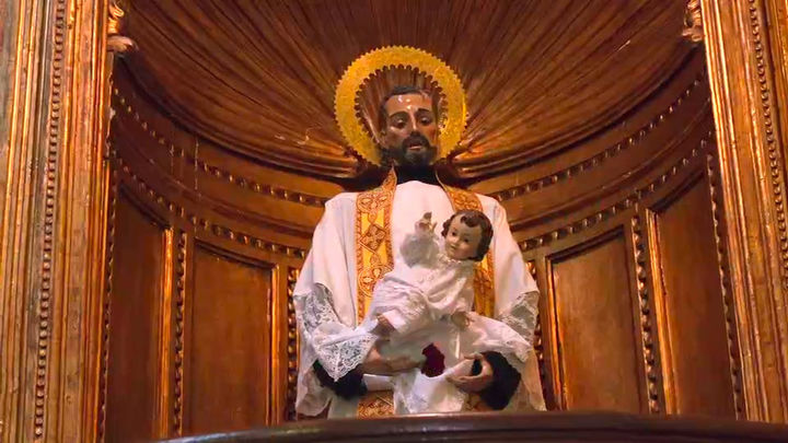 La tradicional procesión de San Cayetano pone el broche final a las fiestas