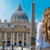 Una mujer de espaldas en Ciudad del Vaticano