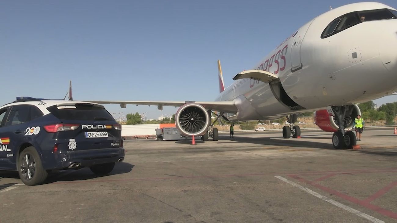 Interior asegura que los controles aéreos a viajeros desde Italia se realizan "a puerta de avión"