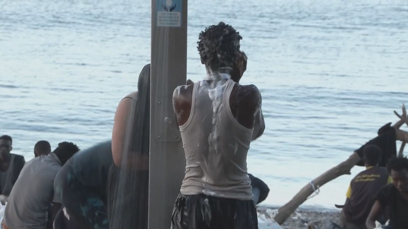Ceuta, lejos de la normalidad, con su playa convertida en "un centro de acogida" para miles de inmigrantes