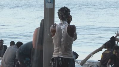 Ceuta, lejos de la normalidad, con su playa convertida en "un centro de acogida" para miles de inmigrantes