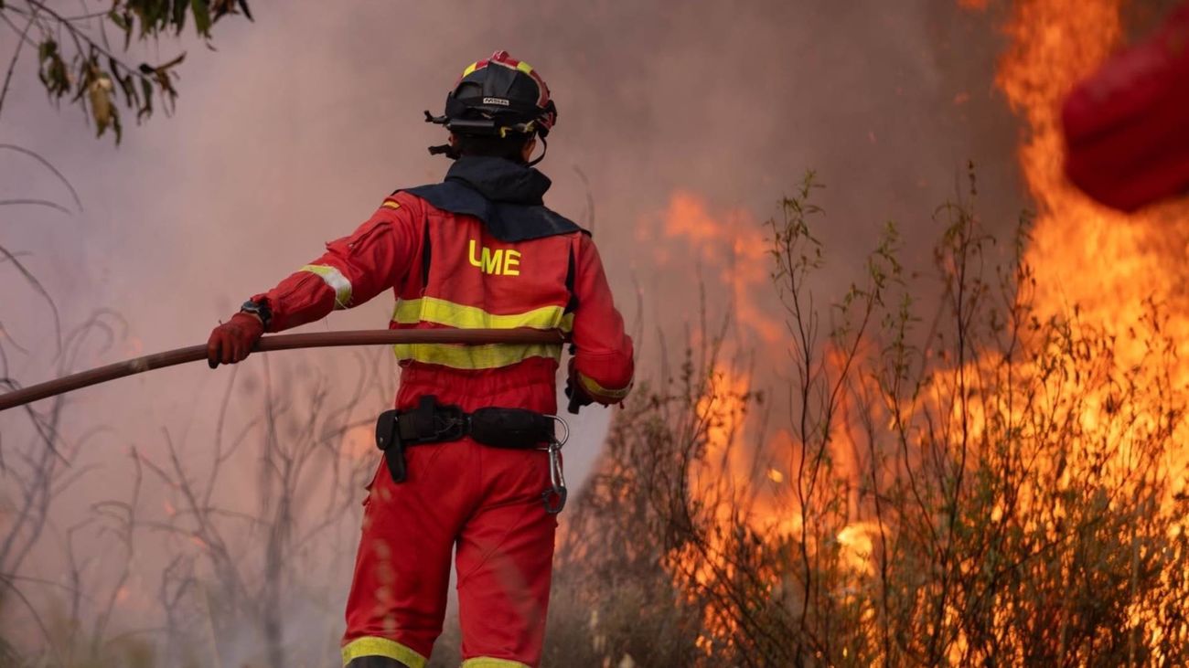 El incendio de Niebla (Huelva) supera las 4.000 hectáreas y el viento complica su extinción