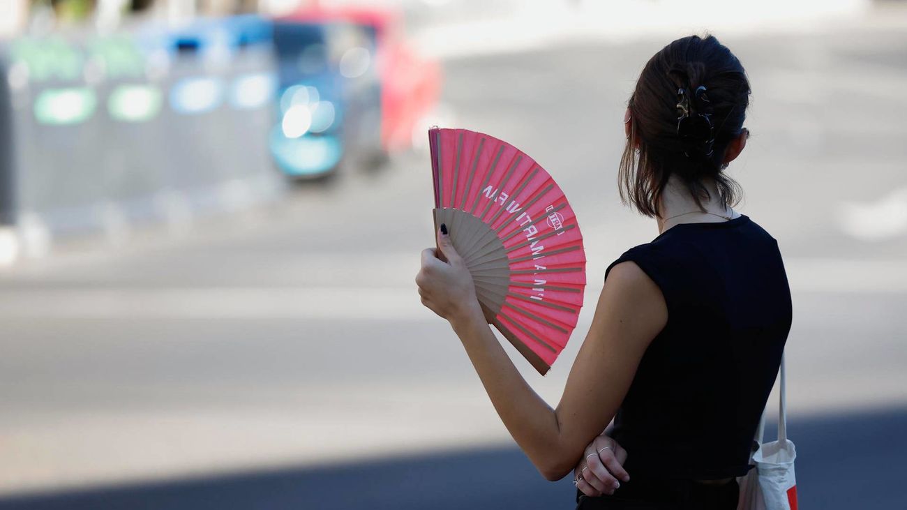 Una joven se abanica en Madrid