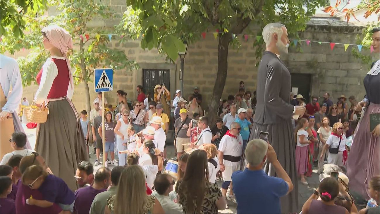 Desfile de gigantes y cabezudos en el día grande de las fiestas de San Lorenzo