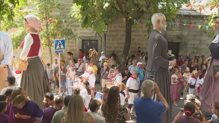 Desfile de gigantes y cabezudos en el día grande de las fiestas de San Lorenzo